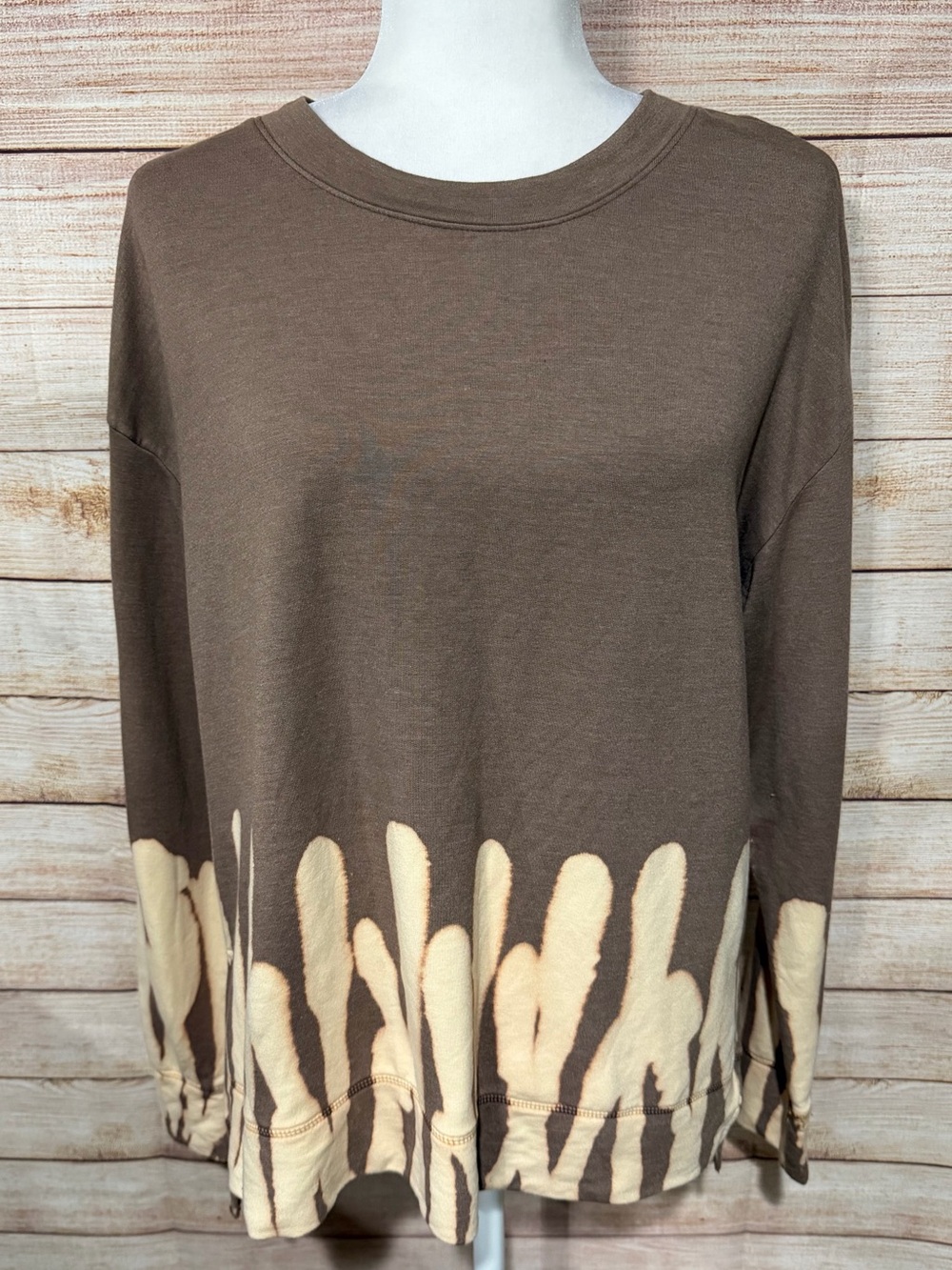 Te Verde Brown Crewneck Sweatshirt with Cream Dip-Effect Hem